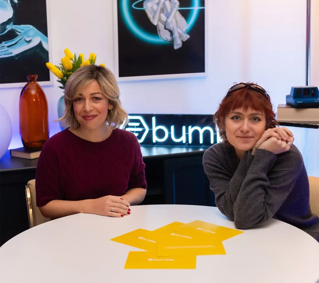 Valeria Locati e Sofia Viscardi nello studio di registrazione del videopodcast Approfondiventi