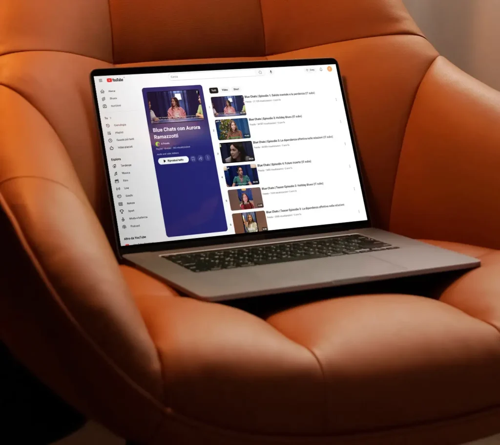 Un laptop appoggiato su una poltra mostra la pagina You Tube dedicata al progetto Blue Chats di Freeda