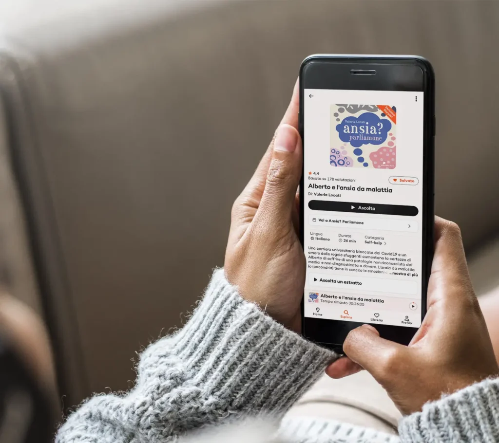 Uno smartphone presenta la schermata dell'applicazione Storytel con una puntata di "Ansia? Parliamone" podcast di Valeria Locati.